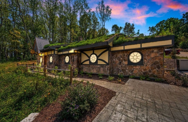 Unique fantasy vacation home in Kodak, TN! 40 min from the Smokies & Knoxville!