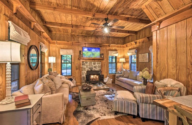 Unique Nature Lovers Haven with Fire Pit and BBQ!