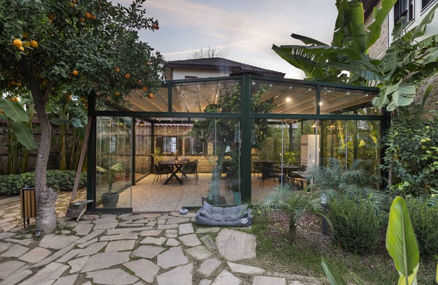 Unique Stone House, Lush Garden surrounded by historical walls
