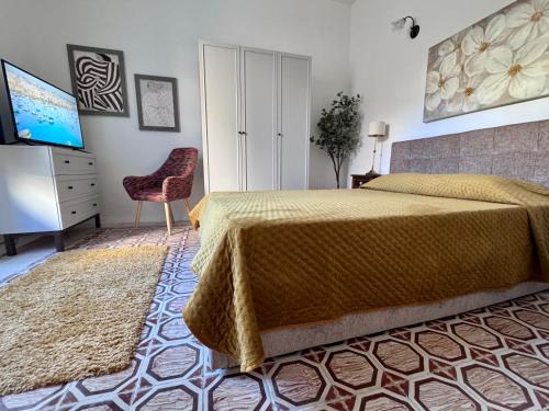 Unique super central cosy house near Valletta with bus stops just outside - family and couples-friendly - large colourful bedrooms & bathrooms