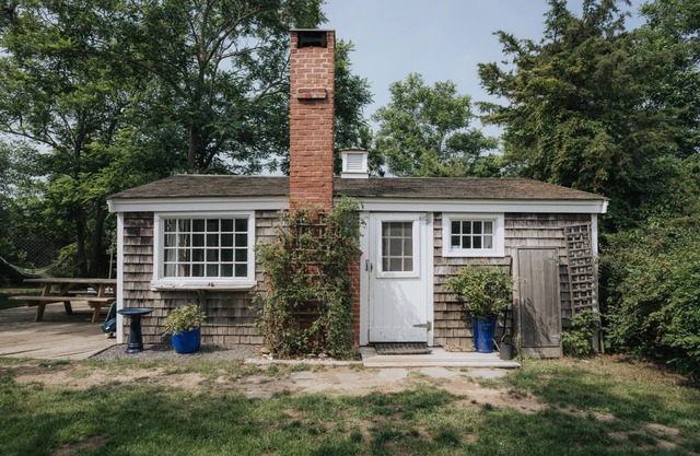 Unique Waterfront Artist Cottage