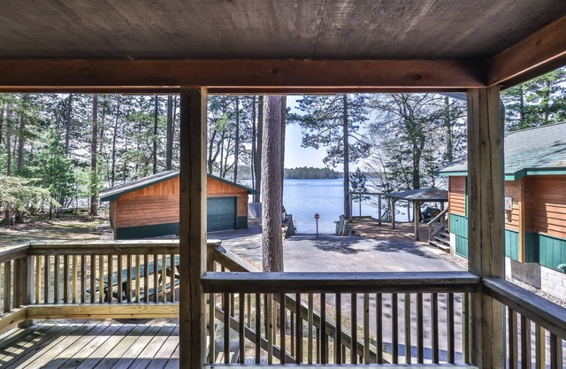 Unwind in comfort at Aerie on Meta Lake! The perfect calm retreat!