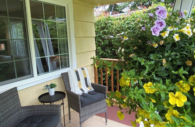 UO 8 blocks, Visit your Duck for Thanksgiving Weekend, Full Kitchen, Comfy Beds