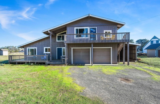 Updated 5BR ocean view villa in Mendocino - Fort Bragg with firepit & hot tub