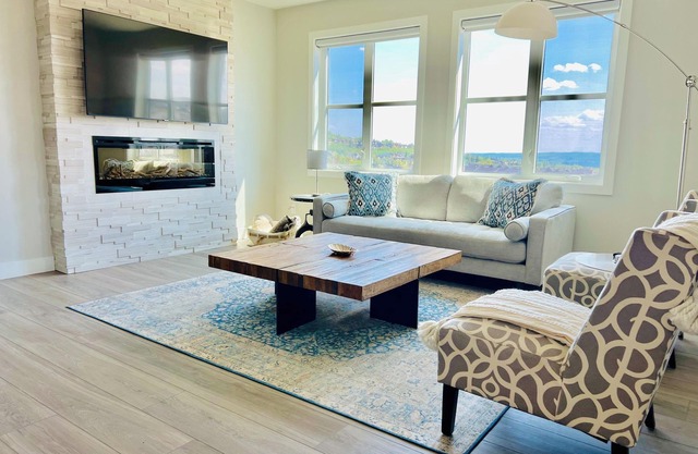 Upscale luxury 2 bed plus office with panoramic views of the rolling foothills!