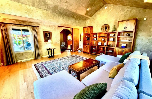 Upscale Rustic Tuscan Villa with Pool in Wine Country