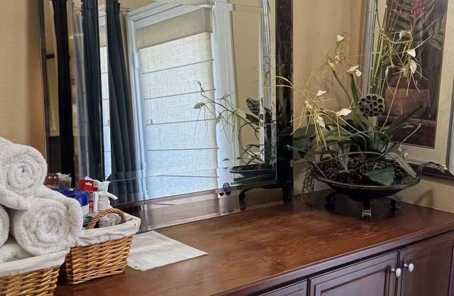 Upstairs 2BR Retreat/Balcony, Pool & Hot Tub