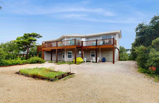 Upstairs duplex near the beach with deck, outdoor shower, W/D, streaming, & AC