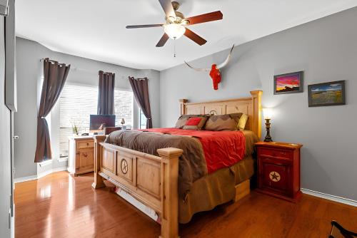 UT Retro Escape- 2 BR 2 BA, Workspace & Concert Ready