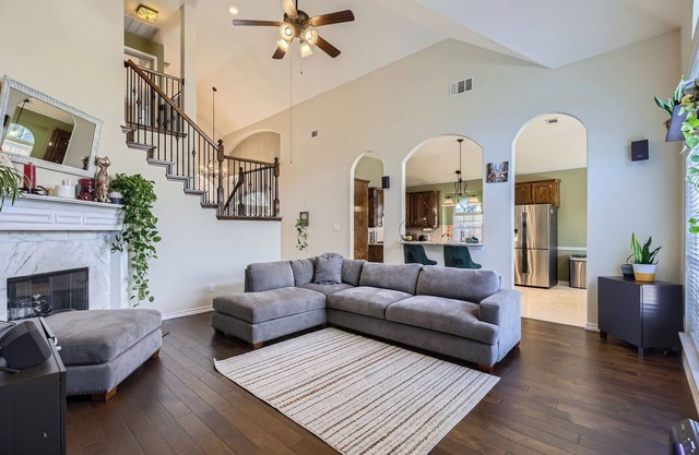 Vacation House with Hot Tub, Air Hockey, Legos, Piano, 75”TV