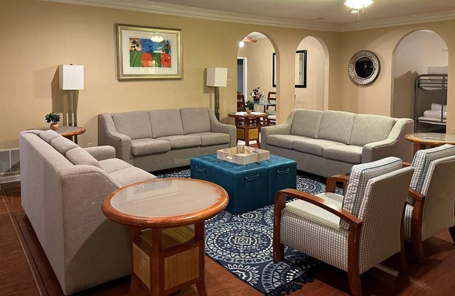 Vast Lake Front Estate with Pool and Garden in Greater Memphis