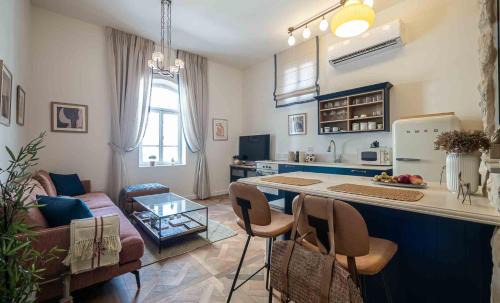 VELLER Shemaiah Apt #4