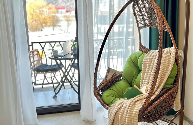 Vibrant Design | Balcony | Self Checkin | Netflix