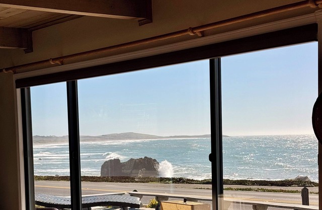 Views from Bodega Head to Jenner! Luxurious Beds. Fireplace. Hot Tub. Dogs yes!