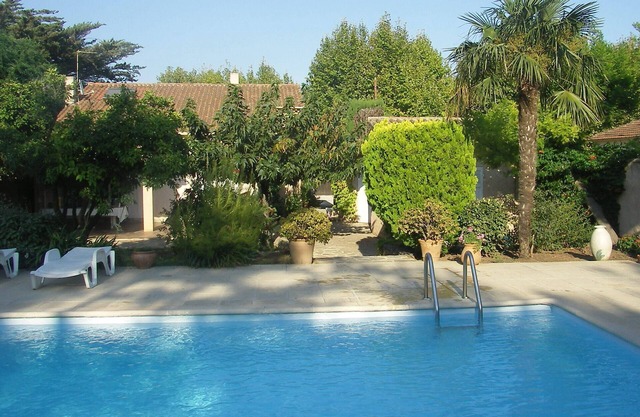 Villa 8 p 300m beaches and port, private swimming pool, annex, 135m2, 1100m2, closed