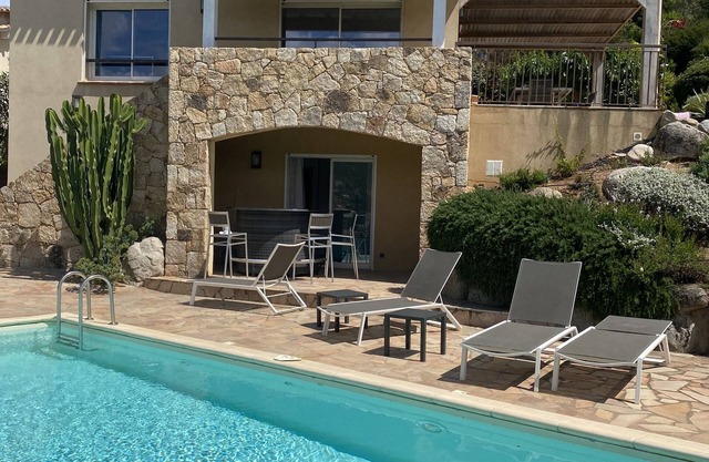 Villa Ancolie, superb mountain view, heated pool, 1500m from Cabanon Bleu beach