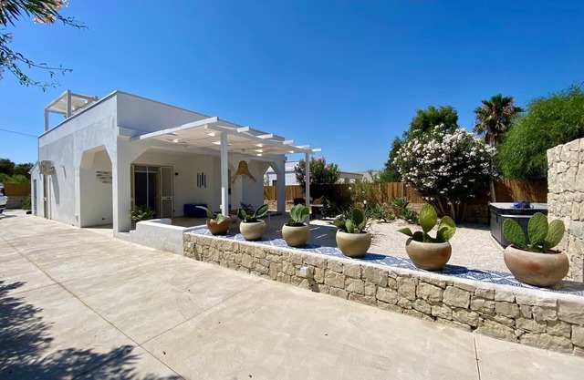 Villa Aroi just a stone's throw from the sea!