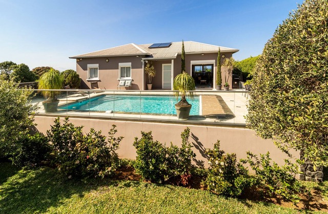 Villa Avec Piscine au Milieu des Chevaux