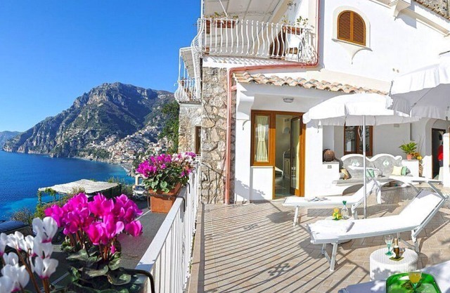 Villa Carilla B: An elegant apartment which faces the sun and the sea, with Free WI-FI.