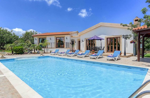 Villa Chariklia - Three Bedroom Villa, Sleeps 6
