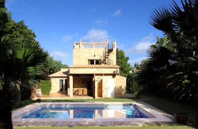 Villa de Bonaire, Alcudia, large garden + pool, close to the beach, WiFi, for 8 people