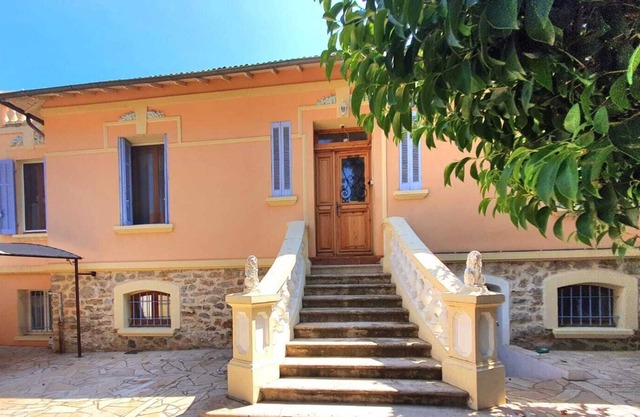 VILLA DE MAITRE HYERES DOWNTOWN, VERY QUIET RESIDENTIAL AREA WITH AIR CONDITIONING