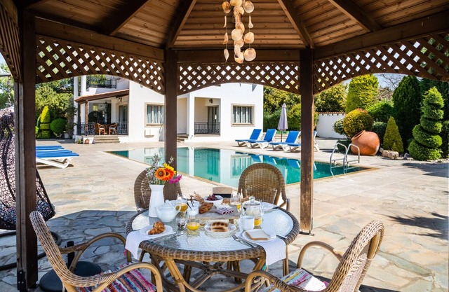 Villa Demetra 4 ENSUITE BEDROOMS,SWIM.POOL,BBQ, WI-FI, MOUNTAIN AND SEA VIEW