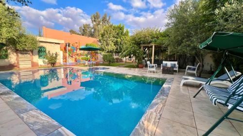 Villa familiale avec piscine privée, jardin spacieux et vue Atlas