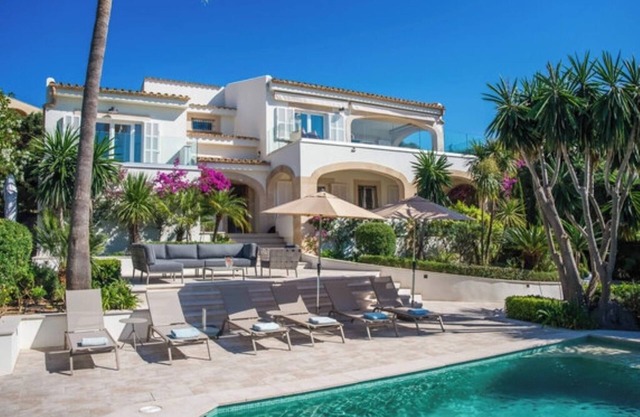 Villa in a fantastic location with sea views and large pool area,pool heating