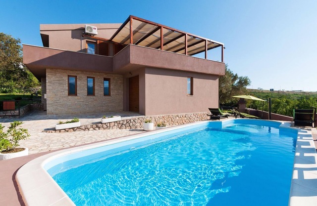 Villa in Rovanjska with Pool & Sea Views