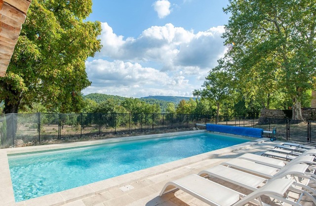 Villa in Saignon with Pool and Scenic Views