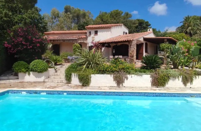 Villa La Louvière- swimming pool, air conditioning, 7mn walk from the beach