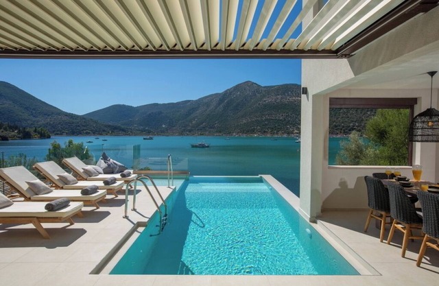 Villa Neaera - Motorboat included, 4 SUPS, 5 bedroom, private pool and pontoon