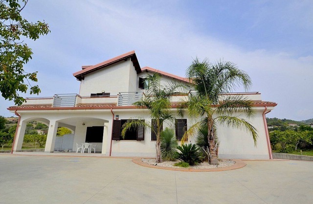 Villa Olga C: A cozy and welcoming apartment that is part of a villa situated in a quiet location, a few minutes from the town center, with Free WI-FI.