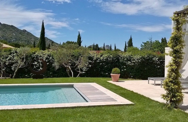 Villa, private heated pool, beautiful view of the Alpilles, air-conditioned