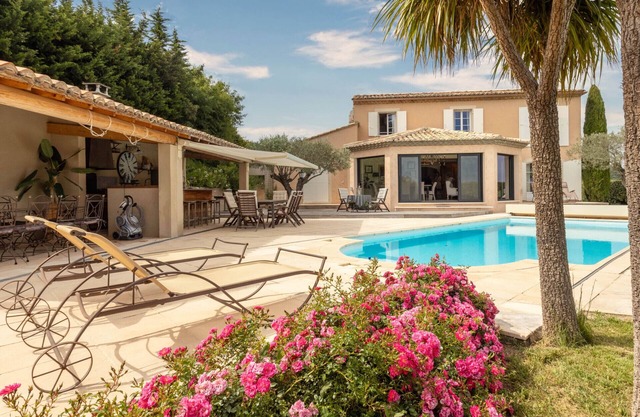 Villa Rosalie, a beautiful holiday home with private pool for 6 people, located on the outskirts of the typical village of Rochefort-sur-Gard.