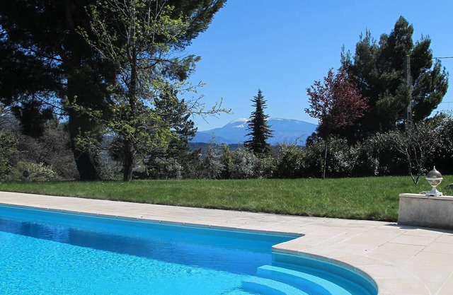 Villa sleeps 14 with swimming pool, large garden and view of Mont Ventoux!