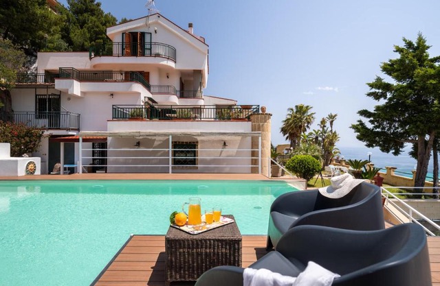 Villa vista mare con piscina privata a Mondello