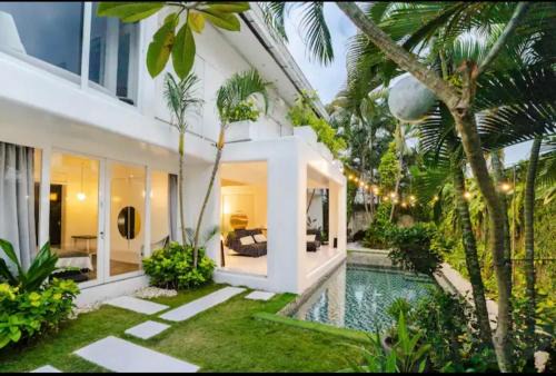 Villa with 2 Bedrooms & Private Bathrooms near to the beach Seminyak
