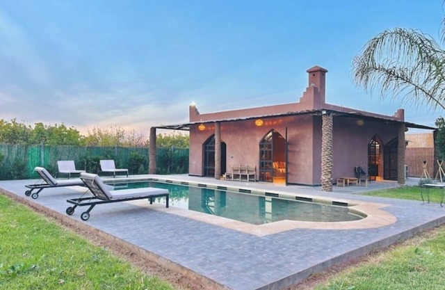 Villa with private pool, superb view, close to the center