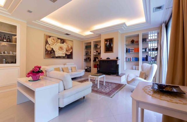 Villa with Private Pool, Gymnasium and Sauna for Holidays and Work