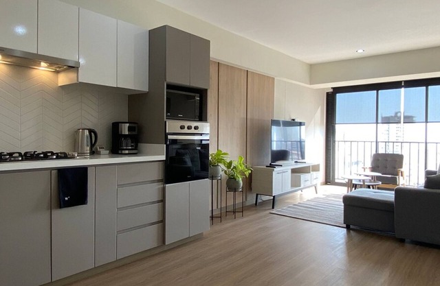 w Artistic 2BR With Balcony in Miraflores