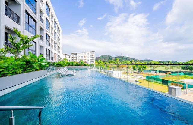 w Stylish 2BR Apartment in Vibrant Centriqo