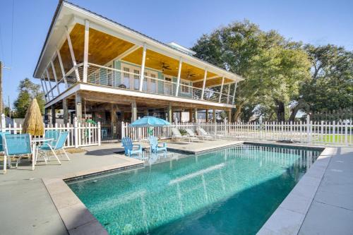 Walk to Beach Stunning Gulfport Getaway