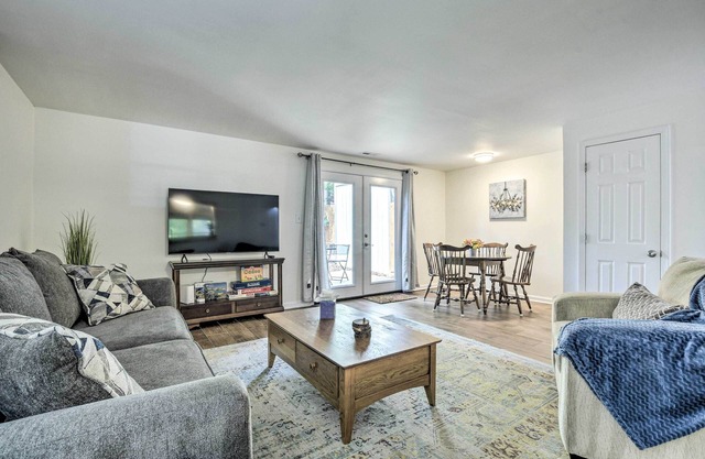 Walk to Dtwn & Breweries: Townhome in Cary!