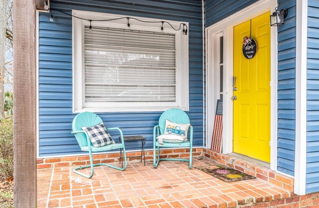 Walk to MSU | Historic | Smart TVs