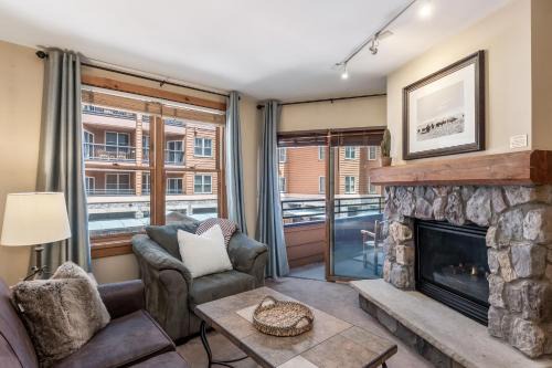 Walk to Slopes! Hot Tubs, Balcony & Fireplace