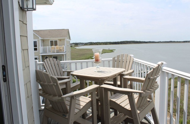 WALK TO THE BEACH from this North Bethany Beach House! Gorgeous Bay View! Pool!