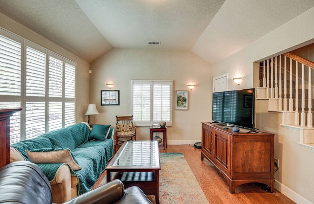 Walkable Miracle Mile Retreat w/Peaceful Patio