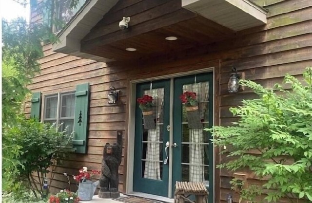 Walking distance to all you will need! Sleeps 8-10